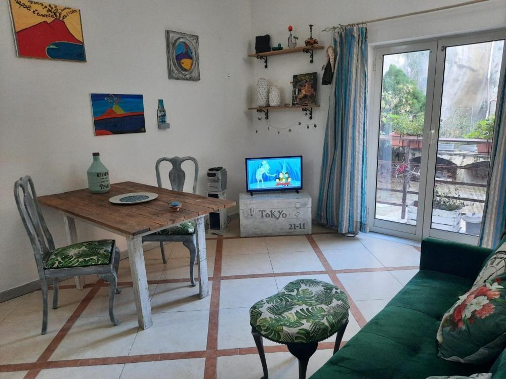 Apartamento La Casa Nella Roccia Nápoles Exterior foto